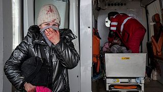 امرأة أوكرانية ومسعفون ينقذون طفلة في مستشفى مدينة ماريوبول، شرق أوكرانيا