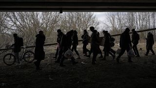Жители города Ирпень бегут из города под разрушенным мостом