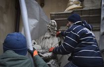 Ucranianos envuelven con materiales protectores una estatua en Lviv para preservarlas ante los bombardeos rusos, Ucrania, el 4 de marzo de 2022.