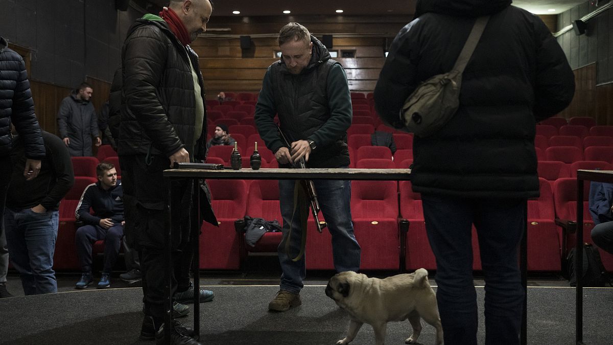 Волонтёры учатся пользоваться оружием на курсах в кинотеатре Львова