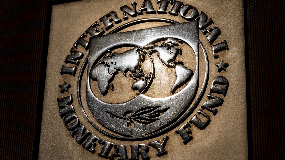 شعار صندوق النقد الدولي في المركز الرئيسى في واشنطن، الولايات المتحدة.