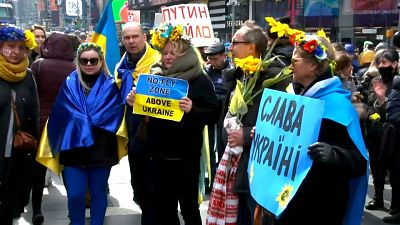 Tausende Unterstützerinnen und Unterstützer der Ukraine versammelten sich auf dem Times Square in NYC