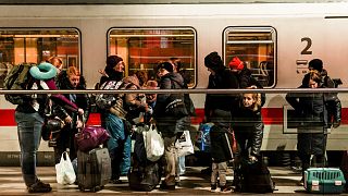 Ukrajnából menekült emberek érkeznek a berlini központi vasútállomásra