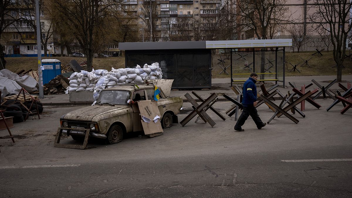 أوكراني متطوع قرب حاجز أقيم على مدخل مدينة كييف، أوكرانيا
