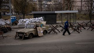 أوكراني متطوع قرب حاجز أقيم على مدخل مدينة كييف، أوكرانيا