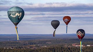 Des montgolfières survolant Vilnius en Lituanie
