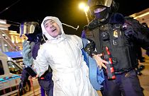 La police arrête un manifestant anti-guerre à Saint-Pétersbourg le 4 mars 2022