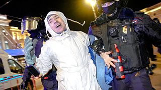 Ein festgenommener Demonstrant in Sankt Petersburg 
