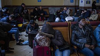  Des Ukrainiens et des ressortissants étrangers attendent de pouvoir monter dans un train, à la gare de Lviv, le 28 février 2022.