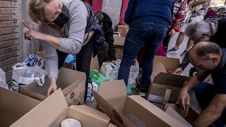 Guissona no es el único lugar de donde sale la ayuda humanitaria española hacia Ucrania. Voluntarios en todas partes del país empacan productos donados en Madrid, por ejemplo.