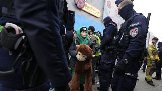 Ein ukrainischer Flüchtlingsjunge mit polnischen Polizisten