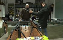 Waffenhändler Gytis Misiukevicius kann seinen Kunden oft nur eine eingeschränkte Auswahl vorführen