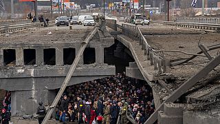 Πόρσφυγες πρισπαθούν να διαφύγουν από κατεστραμμένη γέφυρα στο Ιπρίν, στα περίχωρα του Κιέβου