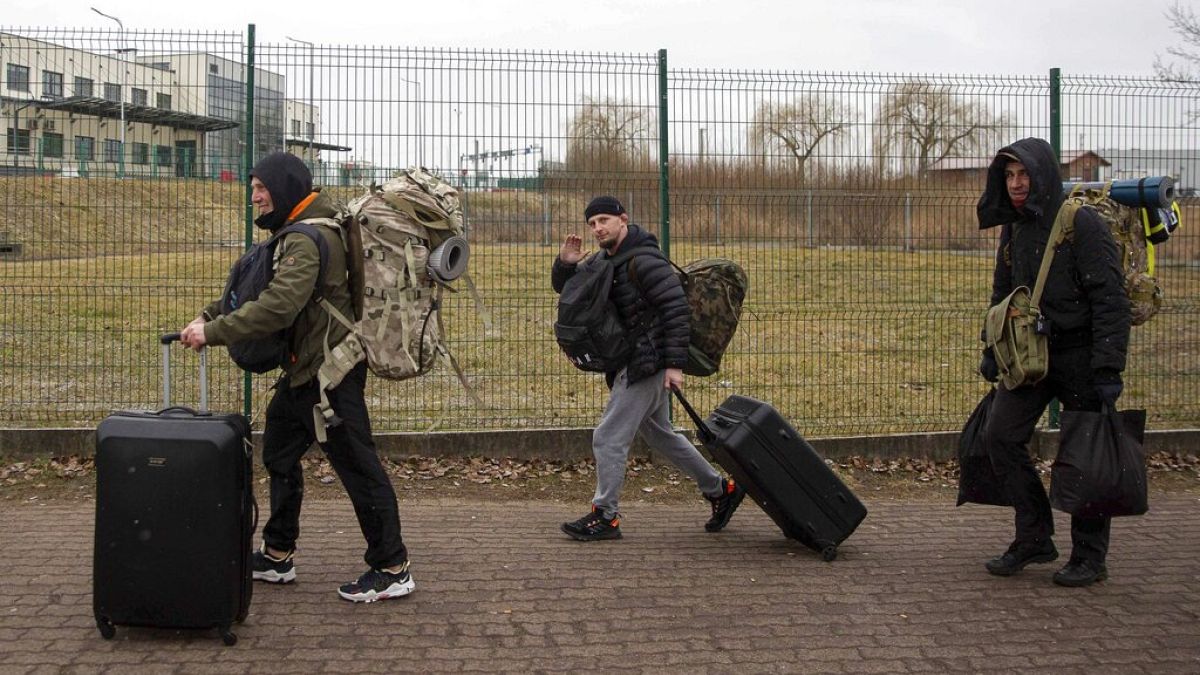 داوطلبان دفاع از اوکراین در حال عبور از مرز لهستان برای ورود به اوکراین