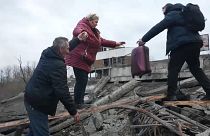 Bombázás közben, törmelékek között menekülnek a civilek Kijevből