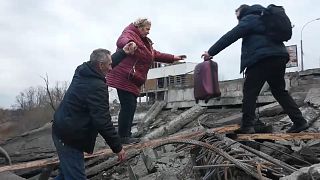 Bombázás közben, törmelékek között menekülnek a civilek Kijevből