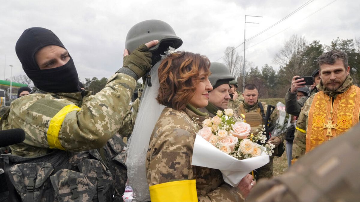 شاهد: بحضور رئيس بلدية كييف.. جنديان أوكرانيان يتزوجان عند نقطة تفتيش في ضواحي العاصمة الأوكرانية