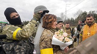 شاهد: بحضور رئيس بلدية كييف.. جنديان أوكرانيان يتزوجان عند نقطة تفتيش في ضواحي العاصمة الأوكرانية