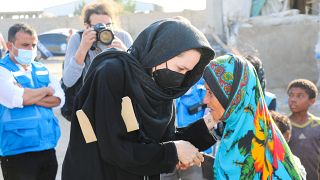 نجلينا جولي المبعوثة الخاصة لمفوضية الأمم المتحدة السامية لشؤون اللاجئين تصافح امرأة نزحت بسبب الحرب إلى محافظة لحج الجنوبية باليمن