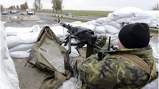 جندي أوكراني يحرس نقطة تفتيش في قرية بوغاس، في منطقة دونيتسك الشرقية الأوكرانية