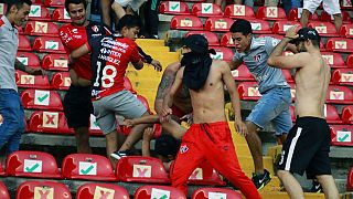 Pelea en las gradas entre hinchas de Querétaro y Atlas en un partido de la competeción mexicana