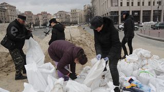 Ukrán polgári személyek homokzsákokból építenek védővonalat Kijev belvárosában 2022. március 6-án.