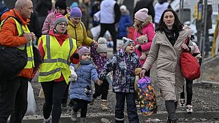 Volontari polacchi accolgono gli ucraini in fuga delle bombe al posto di frontiera di Medyka. Un milione, ormai, quelli arrivati dall'inizio del conflitto