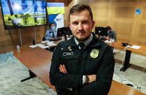 O inspetor Vladyslav Martynyuk no gabinete de apoio aos refugiados ucranianos do SEF no aeroporto de Lisboa