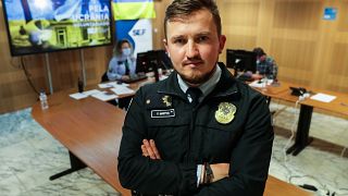 O inspetor Vladyslav Martynyuk no gabinete de apoio aos refugiados ucranianos do SEF no aeroporto de Lisboa