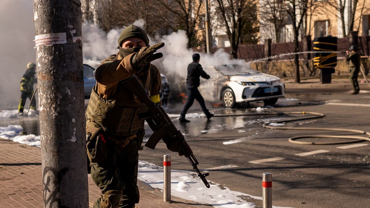 جنود أوكرانيون خارج منشأة عسكرية في أحد شوارع كييف، السبت 26 فبراير 2022.