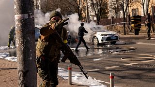 جنود أوكرانيون خارج منشأة عسكرية في أحد شوارع كييف، السبت 26 فبراير 2022.