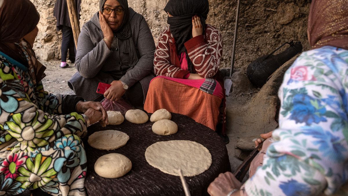 مجموعات حقوق المرأة تلتقي بالنساء في قرية تماروت بالمغرب.