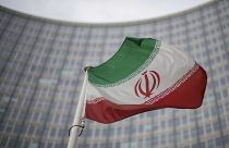 يرمز الشعار في قلب العلم الإيراني إلى الجمهورية الإسلامية 