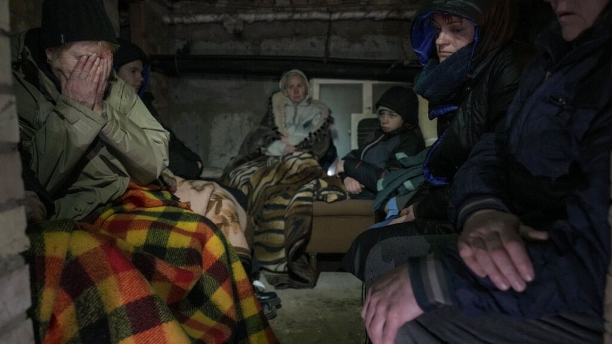 Eine Frau hält sich vor Kummer die Augen zu in einem Schutzbunker eines Wohnhauses in Kiew, 2. März 2022