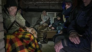 Eine Frau hält sich vor Kummer die Augen zu in einem Schutzbunker eines Wohnhauses in Kiew, 2. März 2022