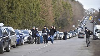 Ουρές αυτοκινήτων κατευθύνονται προς τα σύνορα με την Πολωνία κοντά στο Shehyni, στη δυτική Ουκρανία
