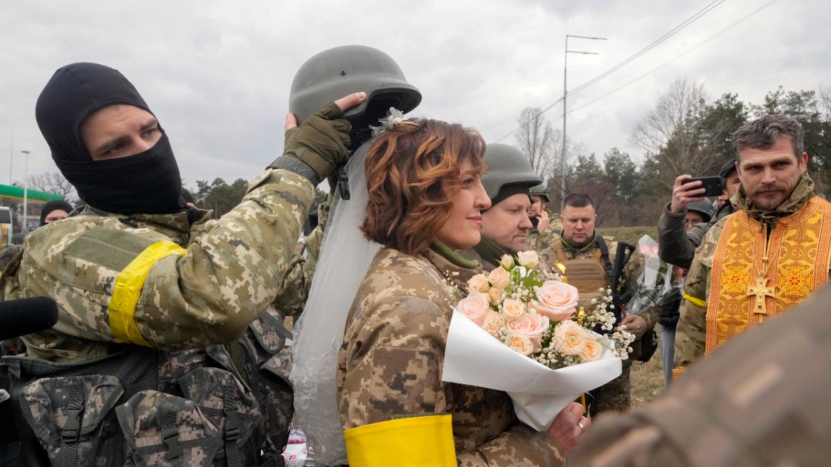 Soldados ucranianos casam na linha da frente em Kiev