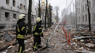Пожарные тушат здание СБУ в Харькове.
