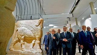 رئيس الوزراء  العراقي مصطفى الكاظمي (وسط) يفتتح المتحف الوطني بعد إعادة افتتاحه- 6 آذار 2022