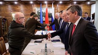 Termina con "pequeños avances sobre los corredores humanitarios" la tercera negociación Kiev-Moscú