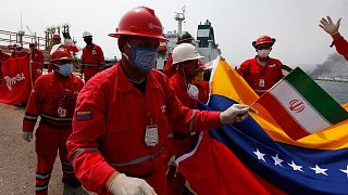 کارکنان صنعت نفت ونزوئلا پس از پهلوگیری تانکر ایرانی در کنار پالایشگاه ال‌ پالیتو