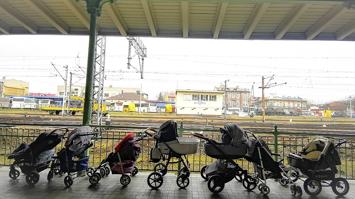 Детские коляски на ж/д станции на польской границе