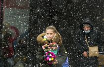 Una joven con un ramo de flores para celebrar el Día Internacional de la Mujer, 8/3/2022, Chisinau, Moldavia