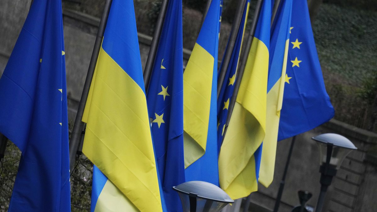 Fahnen der Europäischen Union und der Ukraine im Europaparlament