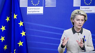رئيسة المفوضية الأوروبية أورسولا فون دير لاين تلقي بيانا لوسائل الإعلام قبل اجتماع مع رئيس الوزراء الإيطالي ماريو دراجي في مقر الاتحاد الأوروبي في بروكسل، الإثنين 7 مارس 2020
