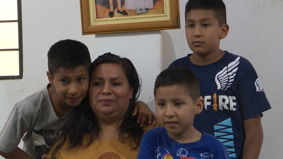 La peruana Daisy Falcón posa con sus hijos