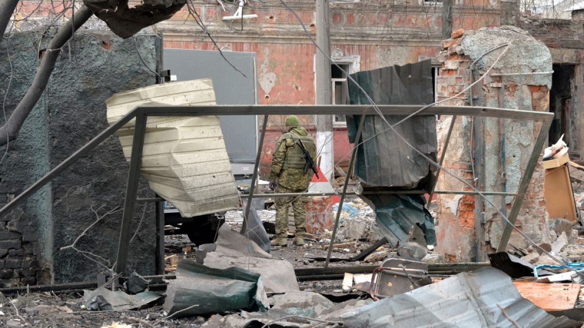 Украинский военнослужащий смотрит на разрушения после обстрела Харькова 7 марта 2022 года. 
