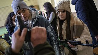 Fegyverhasználatot tanuló ukrán civilek Lvivben
