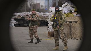 Ουκρανική περίπολος σε σημείο ελέγχου έξω από το Κίεβο