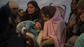 Des réfugiés arrivés d'Ukraine se reposent dans une tente en Pologne, le 6 mars 2022